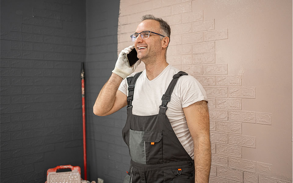 Handwerker am Telefon